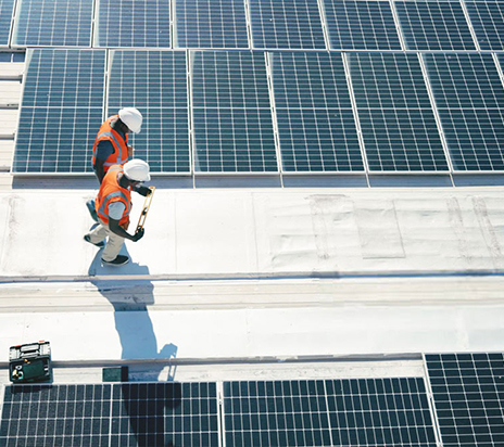 Сонячні батареї потужністю 200 кВт на даху, інженерна команда виконує технічне обслуговування в Південній Африці